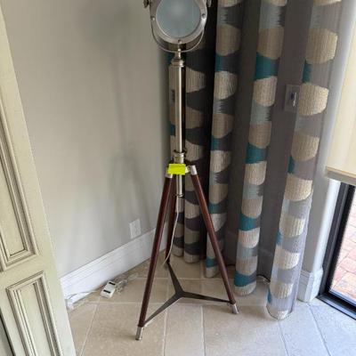 Standing lamp
H: 64in
