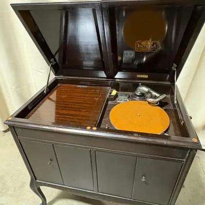 Antique Victrola Record Player 
