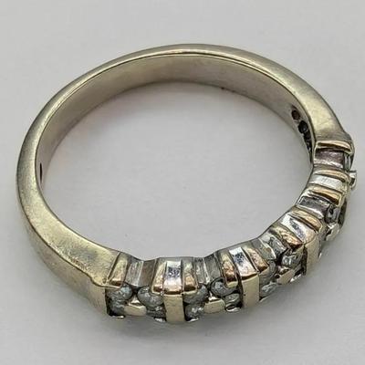 10K White Gold & Diamond Ring....Sz 5.25