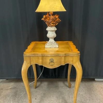 Weiman French Provincial End Table W/ Table Lamp