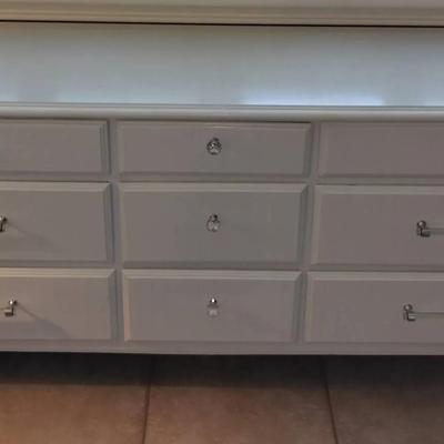 White Wooden 9 Drawer Vintage Dresser