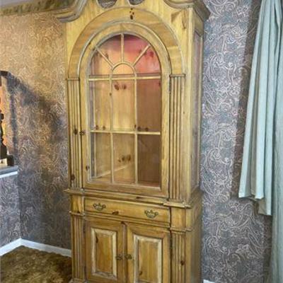 Drexel Heritage Lighted Display Cabinet .jpg