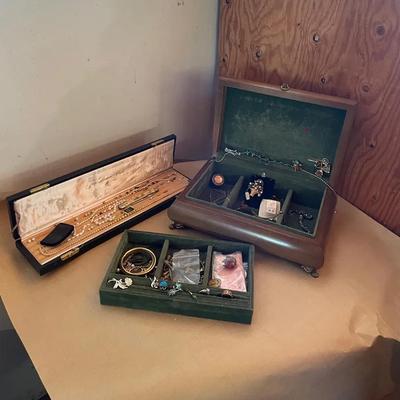 Vintage Jewelry Rings & Brooches 