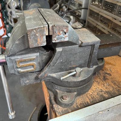 Heavy-Duty 5.5" Bench Vise | Swivel Base Workshop Tool