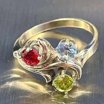 HST236- Gorgeous White Gold Ring W/ Three Stones