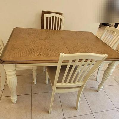 Dining Table & 4 Chairs 