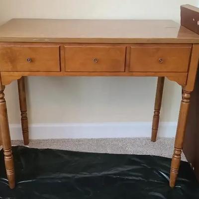 Expandable Wooden Table with Two Leaves
