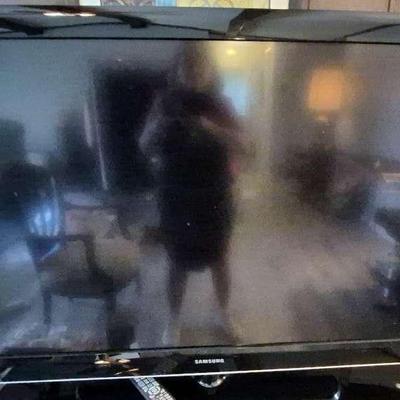 52" Samsung TV On Stand With Controller 