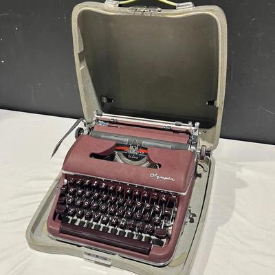 Vintage Olympia De Luxe Typewriter
