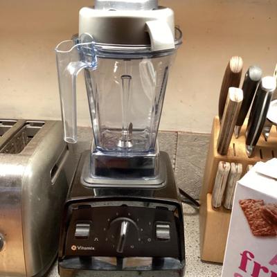 Sale Photo Thumbnail #200: Vitamix explorian e310 blender
