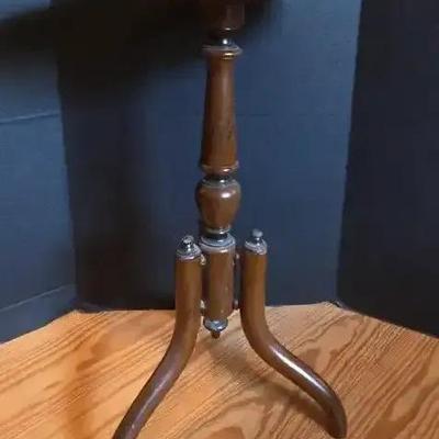 Elegant Mahogany Pedestal Wine Table