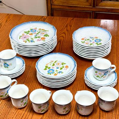 Mikasa Country Club “Primrose” Dinnerware Set – 40 Pieces