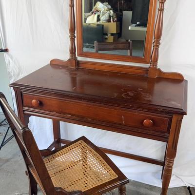 Traditional Style Dressing Table with Mirror 
