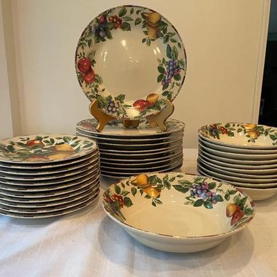 Oneida Dish Set (33 pc)
