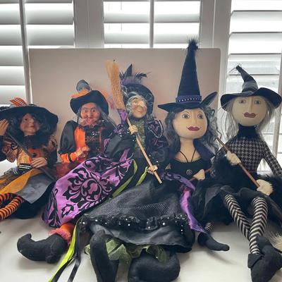 5 Sitting Witches