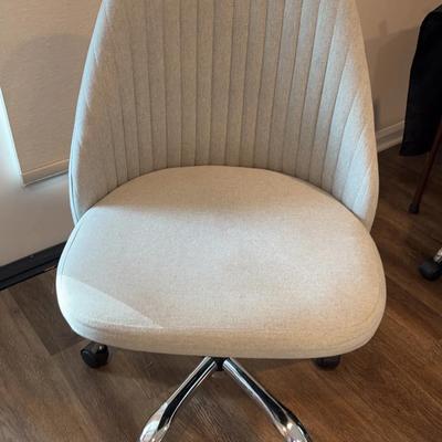 Upholstered Adjustable Height Swivel Chair (5 wheels)