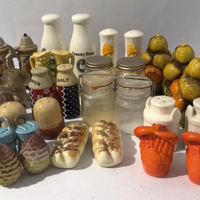 Collection of vintage porcelain ceramic salt and pepper shakers mixed variety, 50s, 60s, 70s, 80s L3