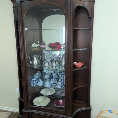 Sale Photo Thumbnail #11: Beautiful Curio Cabinet