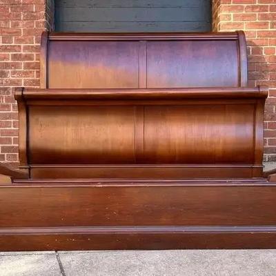 Traditional Mahogany Finish Wood Queen Size Sleigh Bed Frame