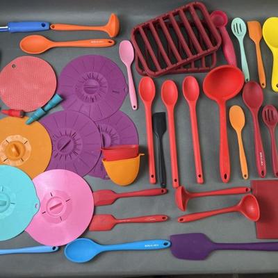 Sale Photo Thumbnail #18: Lot 34 – U-Taste Sililids & Bokalka Silicone Untensils