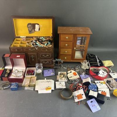 Sale Photo Thumbnail #66: Lot 82 – Vintage Jewelry Boxes & Costume Jewelry