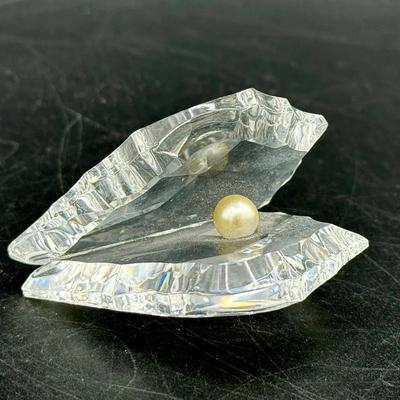 Glass Clam Shell With Pearl
