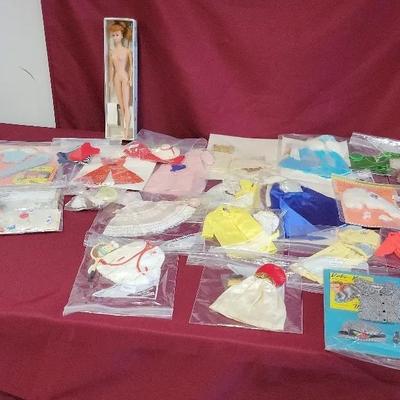 Vintage Midge Doll With 19 Vintage Outfits.