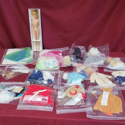 Vintage Midge Doll With 18 Vintage Outfits
