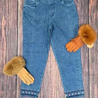 "N Touch" Embroidery Ankle Pants with Gloves
