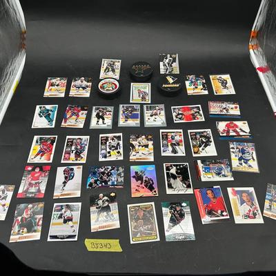 BJ343 NHL Pucks & Trading Cards