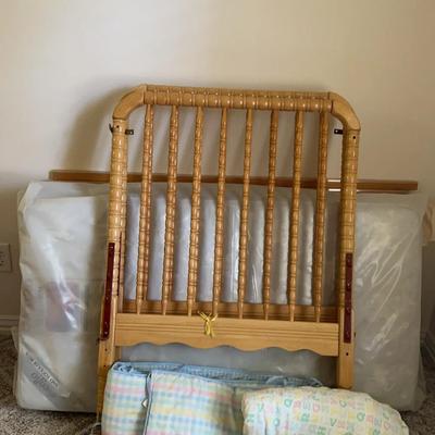 BJ396 Crib And Accessories