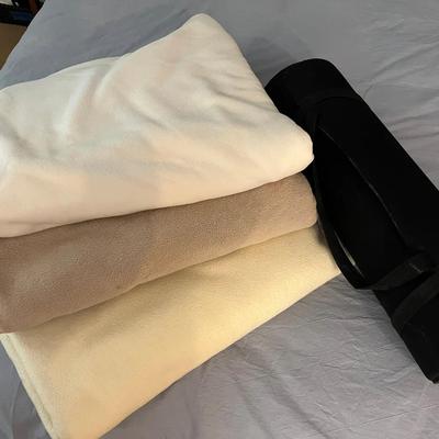 Cozy Blankets (3) + Padded Mat