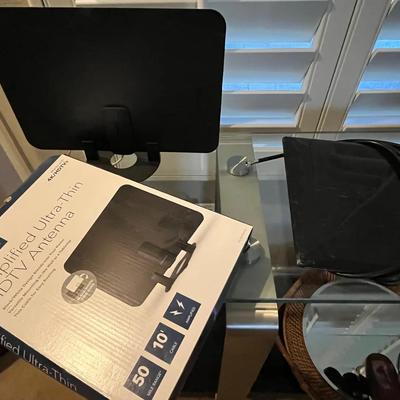Insignia Amplified Ultra-Thin HDTV Antenna (works) + RCA (untested)