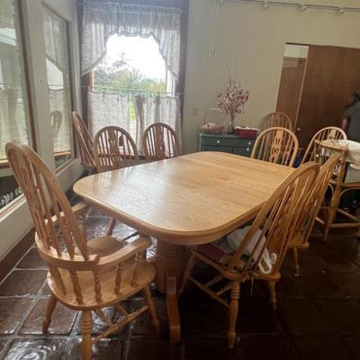 Table has a leaf and 10 chairs! 