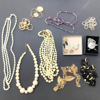 Sale Photo Thumbnail #30: Costume jewelry