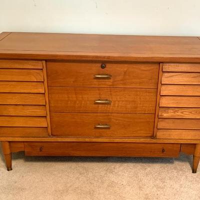 Sale Photo Thumbnail #41: Mid-century Lane blanket chest, excellent cond.