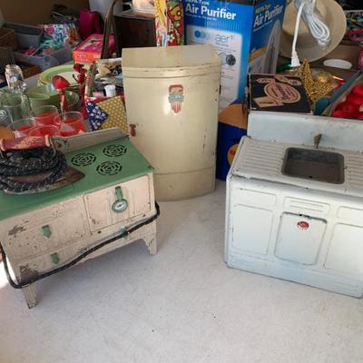 Sale Photo Thumbnail #105: Antique toy kitchen appliances