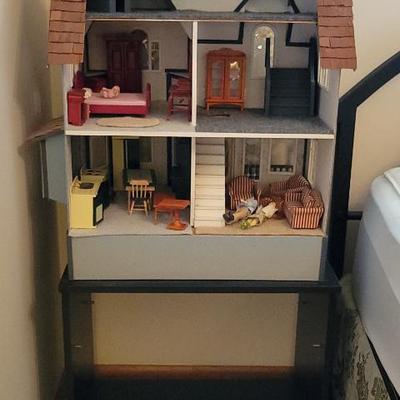 Sale Photo Thumbnail #59: Doll House with some accessories