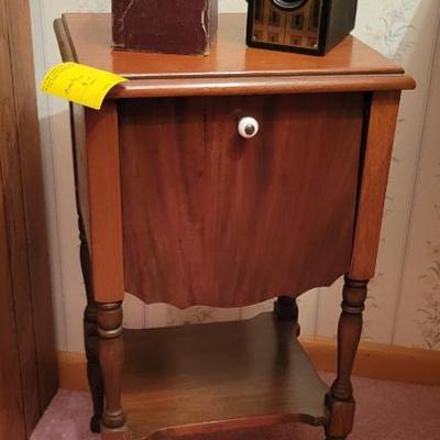 Sale Photo Thumbnail #50: Humidor, View master, Kodak Brownie