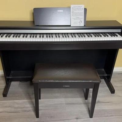 Yamaha Electric Piano Arius YDP-142 & Stool