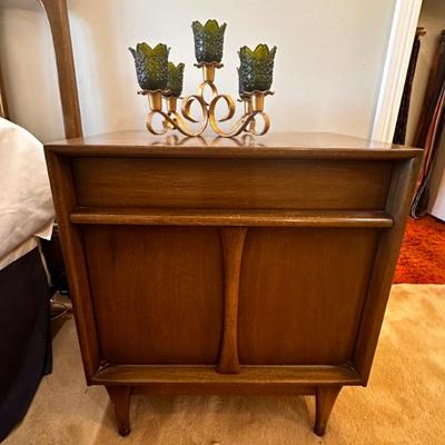 Pair of nightstands 