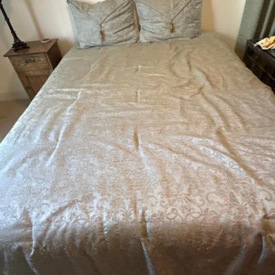 Queen bedframe