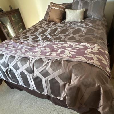 Queen size bedframe