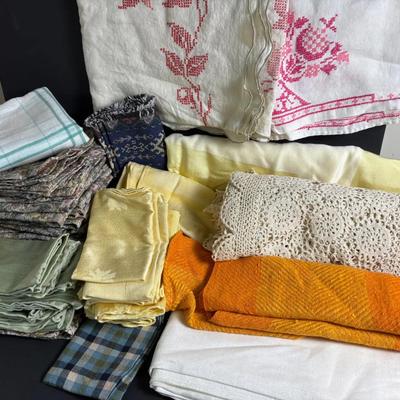 Vintage Linens: Tablecloths, Cloth Napkins & More Lot 2