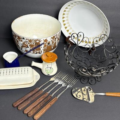 Arabia of Finland Kaj Franck Enameled Bowl, Mikasa Interlude & More Mid Century Kitchen