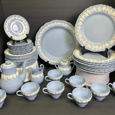 Wedgwood Embossed Queens Ware Dinner & Tea Set – Service for 8, England