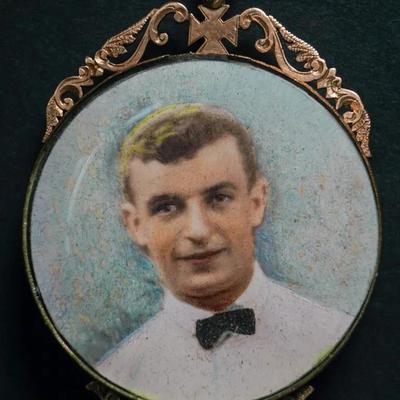 14K Gold Antique Portrait Pendant With Star Of David