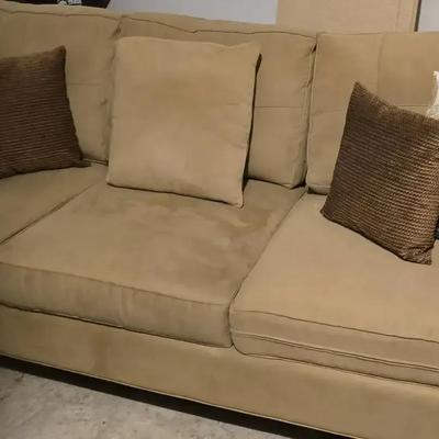Elegant Cindy Crawford Beige Sofa 