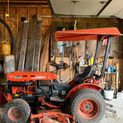 Kubota B7100 Tractor