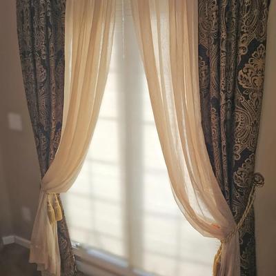 Rich Damask-style Curtains